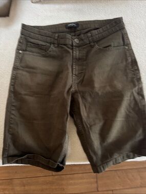 LCW casual- Men's Olive Flat-Front Shorts - distressed Casual Style size 34